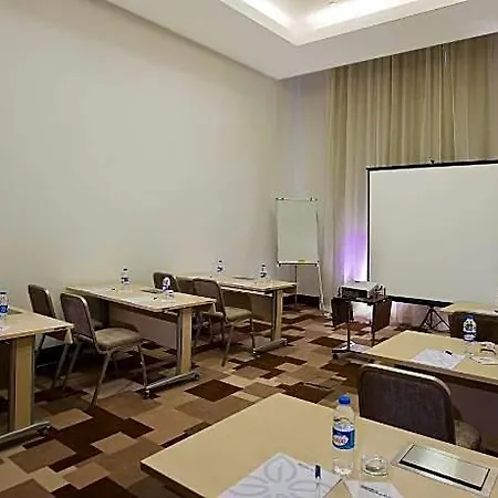 호텔 Hilton Garden